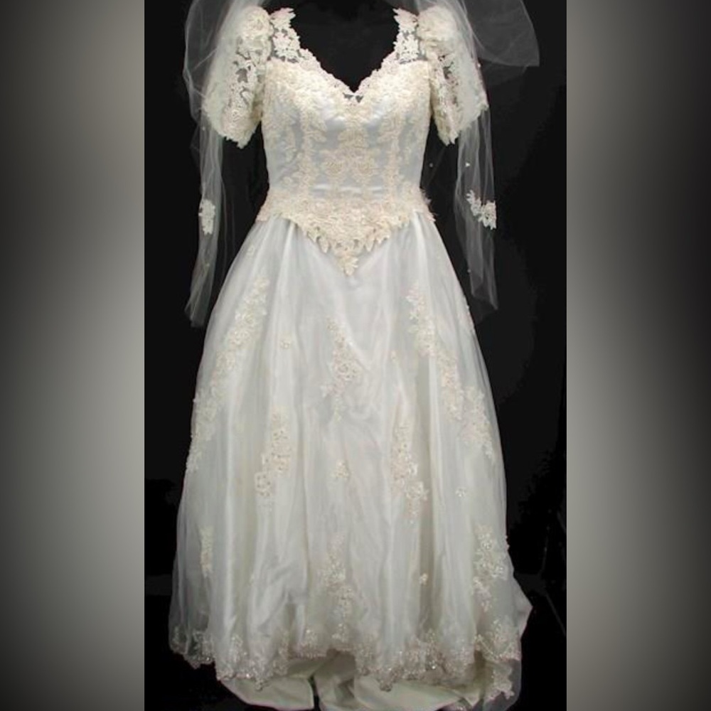 Elegant White Lace Wedding Dress